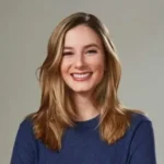 jovem loira com blusa azul sorrindo