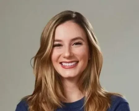 jovem loira com blusa azul sorrindo