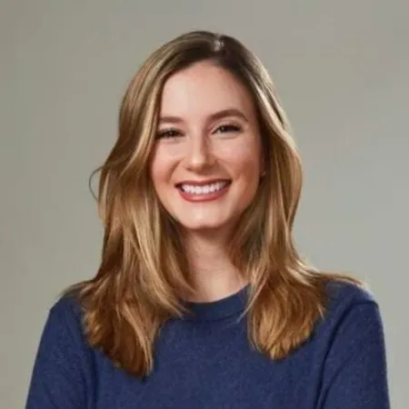 jovem loira com blusa azul sorrindo