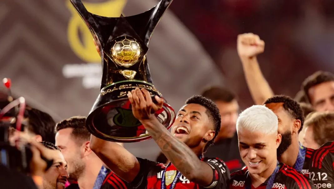 Bruno Henrique, atacante do Flamengo, com a taça de campeão do Brasileirão Série A 2025