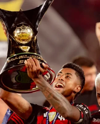 Bruno Henrique, atacante do Flamengo, com a taça de campeão do Brasileirão Série A 2025