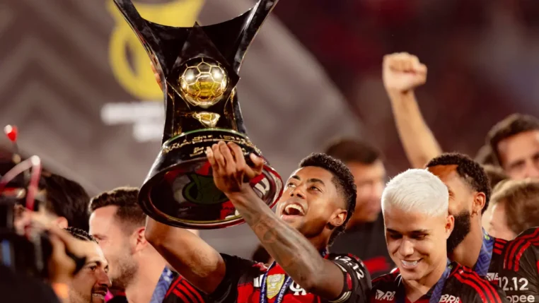 Bruno Henrique, atacante do Flamengo, com a taça de campeão do Brasileirão Série A 2025