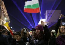 Geração Z derruba governo na Bulgária em protestos contra corrupção