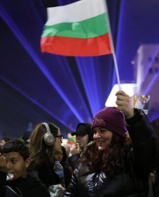 Geração Z derruba governo na Bulgária em protestos contra corrupção