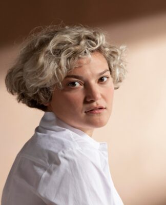 Mulher com cabelo curto posando pra foto