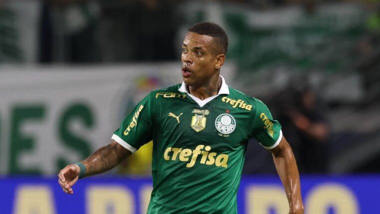 O jogador Caio Paulista em ação pelo Palmeiras