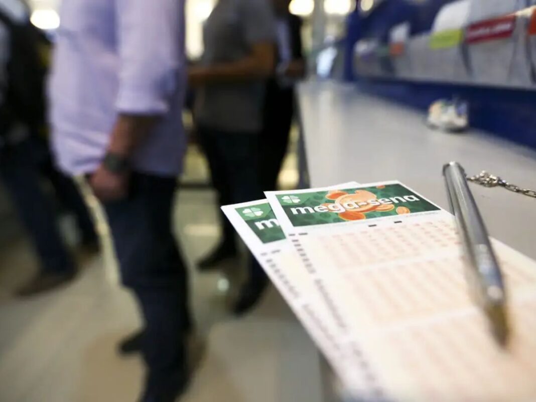 Em imagem, pessoa faz apostas na Mega Sena