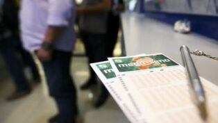 Em imagem, pessoa faz apostas na Mega Sena