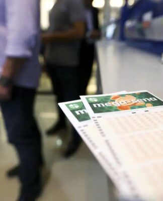 Em imagem, pessoa faz apostas na Mega Sena