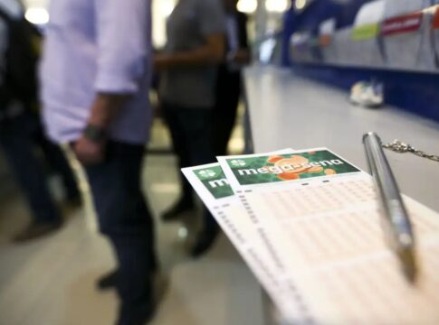 Em imagem, pessoa faz apostas na Mega Sena