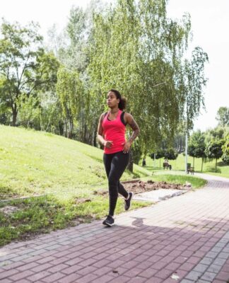 Mulher caminhando na rua