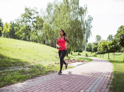 Mulher caminhando na rua