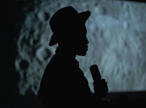 Imagem ilustrativa de um cantor