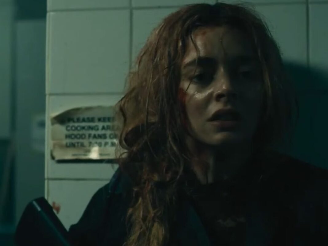 Imagem mostra personagem principal se escondendo e armada