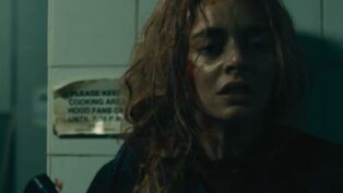 Imagem mostra personagem principal se escondendo e armada