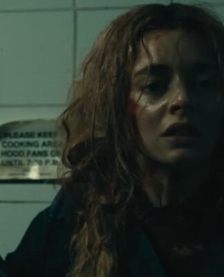 Imagem mostra personagem principal se escondendo e armada