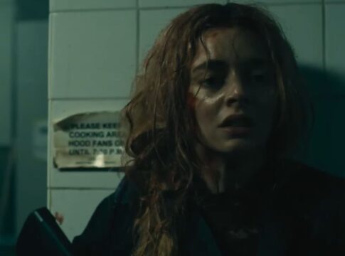 Imagem mostra personagem principal se escondendo e armada