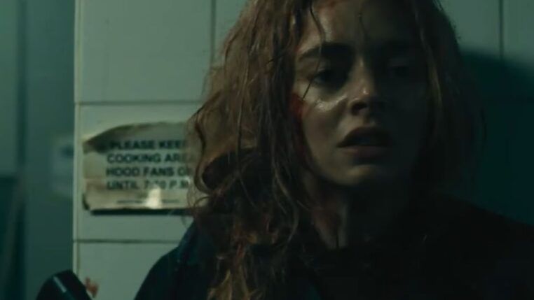 Imagem mostra personagem principal se escondendo e armada