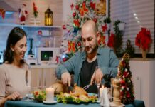 casal jantando na ceia de natal