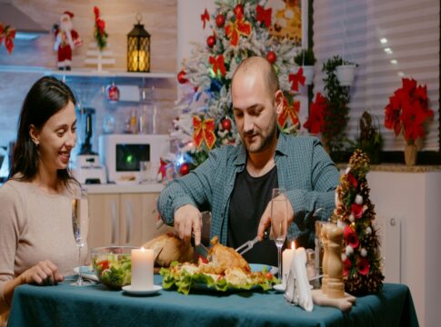 casal jantando na ceia de natal