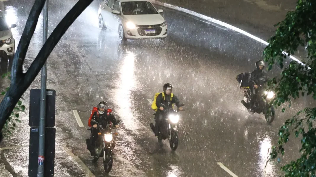 Motos e carros durante fortes chuvas em São Paulo
