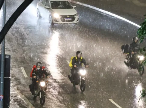 Motos e carros durante fortes chuvas em São Paulo