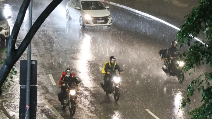 Motos e carros durante fortes chuvas em São Paulo