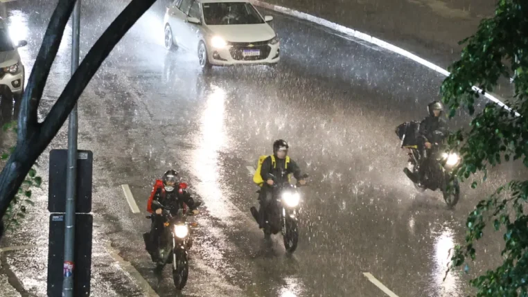 Motos e carros durante fortes chuvas em São Paulo