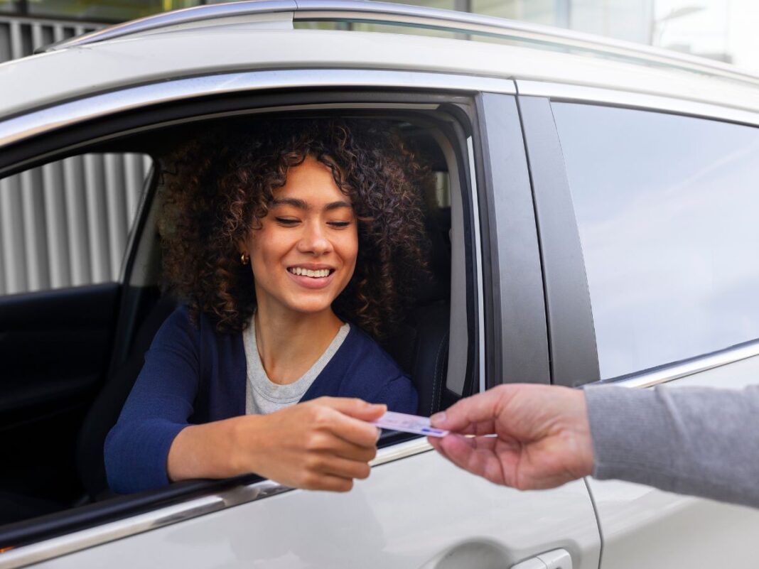 Em imagem, mulher mostra sua CNH