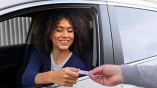 Em imagem, mulher mostra sua CNH