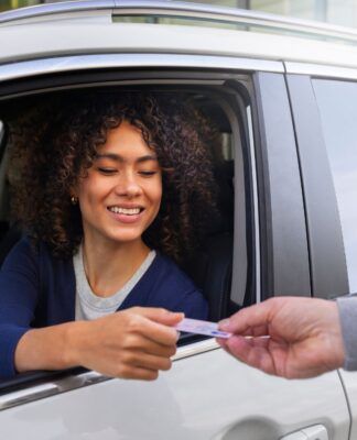 Em imagem, mulher mostra sua CNH