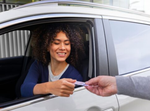 Em imagem, mulher mostra sua CNH