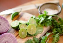 limões cortados em uma tábua