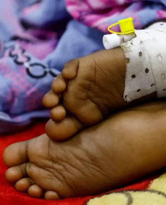 Pé de criança em um hospital, representando a mortalidade infantil