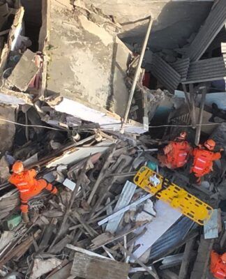 Bombeiros resgatam 15 feridos após desabamento de sobrado no Catete, no Rio de Janeiro