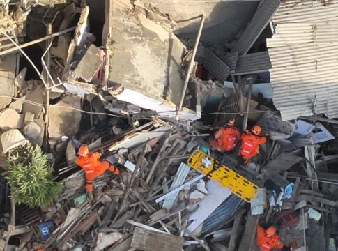 Bombeiros resgatam 15 feridos após desabamento de sobrado no Catete, no Rio de Janeiro