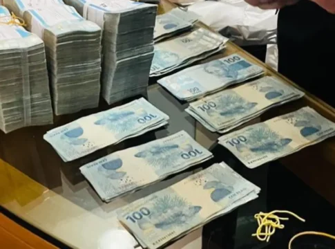 Dinheiro apreendido pela Polícia Federal como parte da Operação Galho Fraco