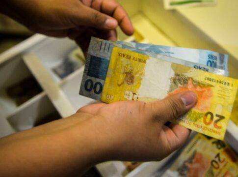 Prazo para sacar abono salarial acaba nesta segunda-feira (29)