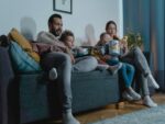 família assistindo filme em casa