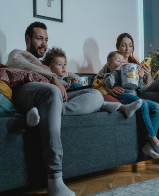 família assistindo filme em casa
