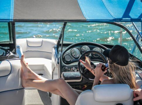 mulher em um iate de férias