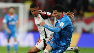 Jogadores de Flamengo e Cruz Azul duelam em partida pela Copa Intercontinental