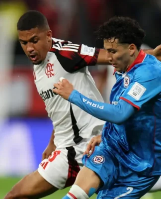 Jogadores de Flamengo e Cruz Azul duelam em partida pela Copa Intercontinental