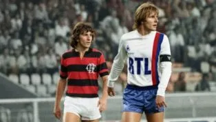 Imagem mostra dois jogadores de futebol, um do Flamengo e outro do PSG.