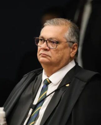 Ministro Flávio Dino vota pela condenação de cinco PMs do DF a 16 anos pelo 8 de janeiro