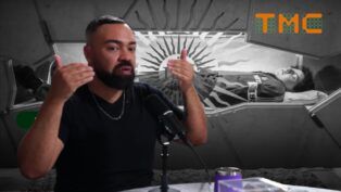 Esta é uma imagem que serve de capa ou fundo para um episódio de podcast, combinando uma foto colorida em primeiro plano (o entrevistado, Daniel Pires) com uma montagem dramática e em preto e branco no fundo (um caixão, Carlo Acutis).