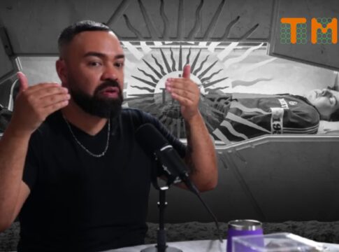 Esta é uma imagem que serve de capa ou fundo para um episódio de podcast, combinando uma foto colorida em primeiro plano (o entrevistado, Daniel Pires) com uma montagem dramática e em preto e branco no fundo (um caixão, Carlo Acutis).