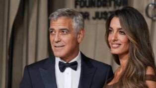Ator George Clooney ao lado da esposa, Amal