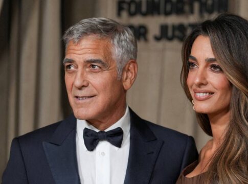 Ator George Clooney ao lado da esposa, Amal