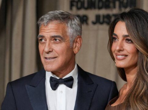 Ator George Clooney ao lado da esposa, Amal